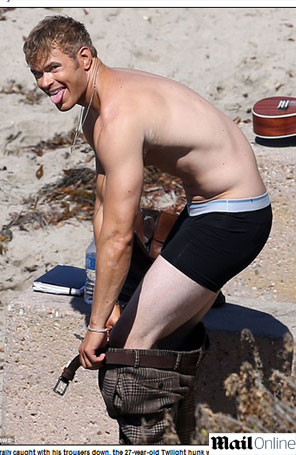 Kellan Lutz troca de roupa no meio da praia