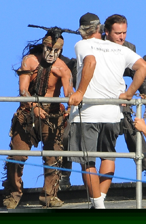 Johnny Depp aparece com o rosto completamente pintado de branco e preto
