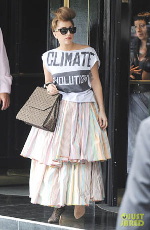 Lady Gaga usa sapatos de cores diferentes