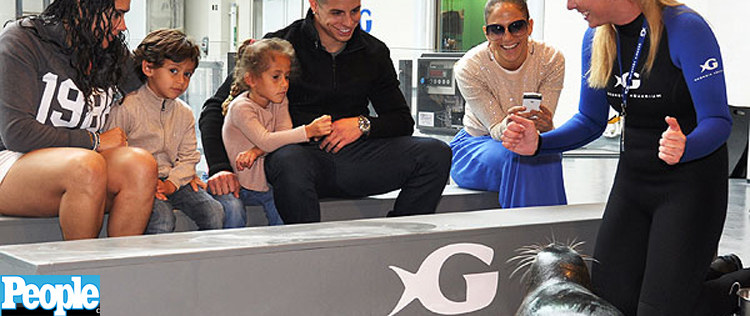 Jennifer Lopez viaja com o namorado e os filhos e visita aquário