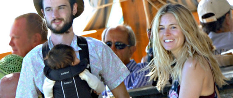 Sienna Miller e Tom Sturridge viajam com a filha pela primeira vez