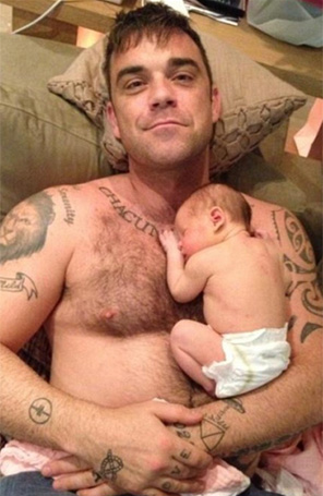 Robbie Williams divulga primeira imagem da filha