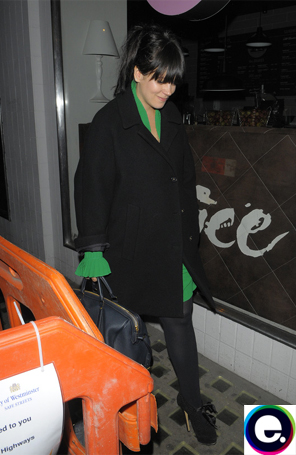 Grávida, Lily Allen sai para jantar com amigos em Londres
