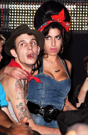 <i> Eu fui o responsável por trazer drogas para a relação</i>, admite ex de Amy Winehouse