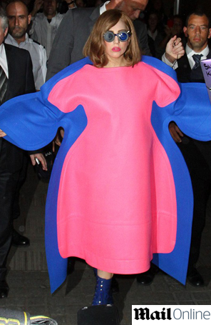 Lady Gaga usa figurino exótico em Paris