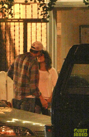 Ashton Kutcher e Mila Kunis são flagrados se beijando