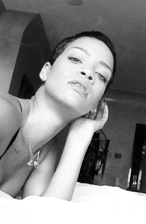 Rihanna deseja boa sorte para Chris Brown pelo <i>Twitter</i> antes de audiência