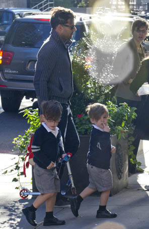 Ricky Martin leva os filhos à escola. Veja!