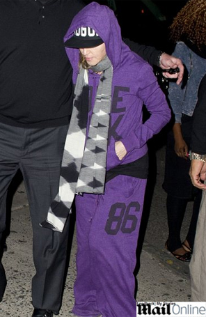 Com calça enorme, Madonna é clicada em Nova York