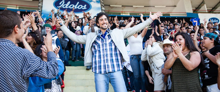 Marcos Mion diverte candidatos na fila das audições de <i>Ídolos</i>