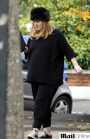 Com chapéu de pelo, Adele é clicada na Inglaterra