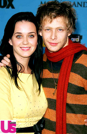 Katy Perry está devastada com a morte de ex-namorado