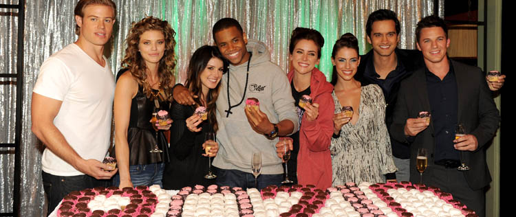 Elenco de <i>90210</i> comemoram episódio número 100