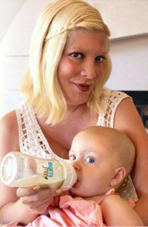 Tori Spelling se recupera de cirurgia e posta foto com a filha