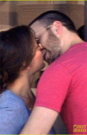 Chris Evans e Minka Kelly são vistos aos beijos