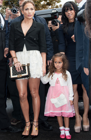 Filha de Jennifer Lopez exibe <i>look</i> de mais de quatro mil reais só em acessórios
