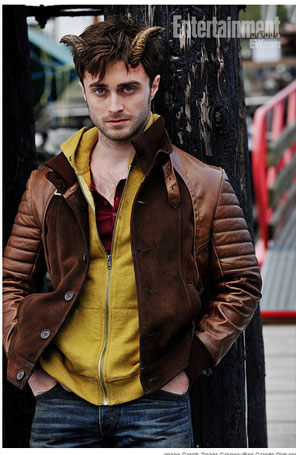 Daniel Radcliffe usa chifres para novo filme