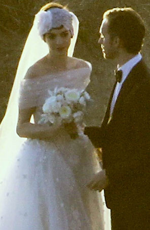 Saiba detalhes sobre o véu usado por Anne Hathaway em seu casamento!