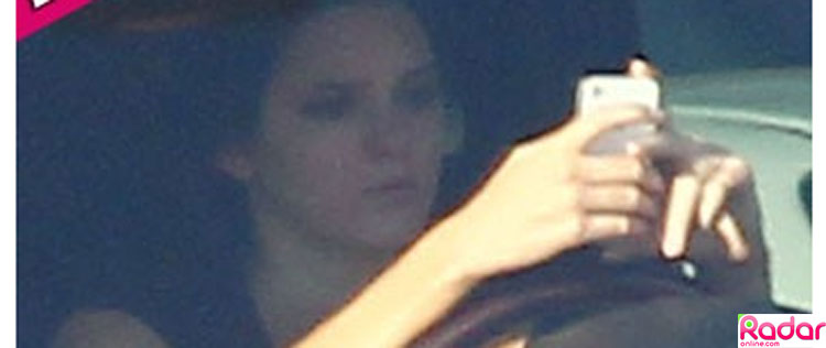 Kendall Jenner dirige e mexe no celular ao mesmo tempo
