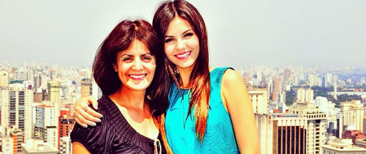 Victoria Justice posa em heliponto de São Paulo com a mãe