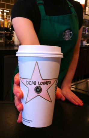 Demi Lovato ganha copo personalizado de cafeteria
