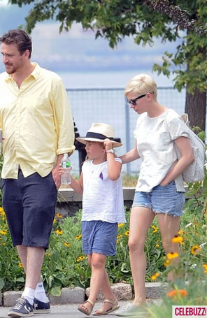 Jason Segel compra camisetas iguais para usar com a namorada Michelle Williams