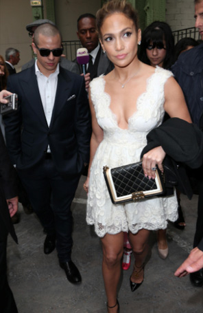 Jennifer Lopez aparece com anel de diamantes e gera boatos de noivado