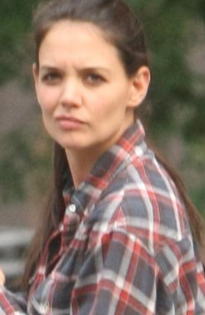 Katie Holmes passeia por Nova York sem maquiagem