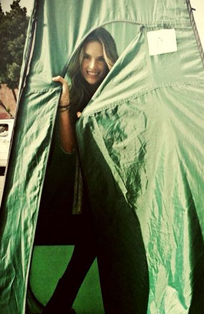 Alessandra Ambrósio troca de roupa no meio da rua