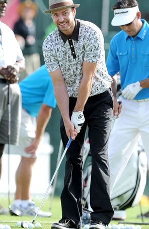 Justin Timberlake participa de torneio beneficente jogando golfe