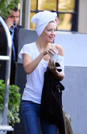 Kate Hudson é flagrada com a toalha na cabeça em Boston