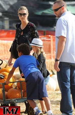 Heidi Klum vai com namorado e filhos comprar abóboras para o Halloween