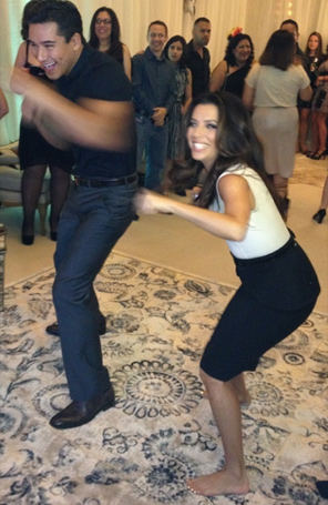 Eva Longoria publica foto jogando videogame com Mario Lopez