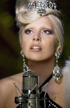 Lady Gaga conta que seus fãs jogaram salsichas no palco no seu <i>show</i> na Espanha