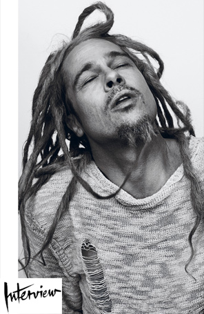 Brad Pitt posa com <i>dreadlocks</i> para revista. Veja!