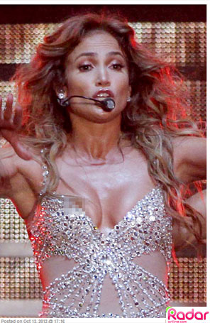 Jennifer Lopez deixa seio à mostra durante apresentação