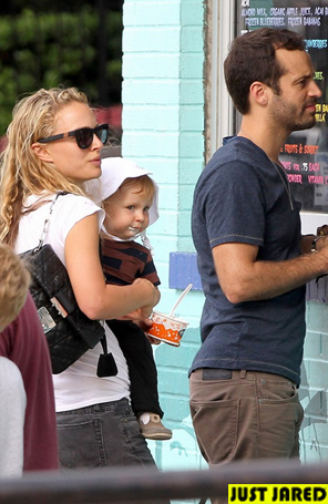 Natalie Portman é fotografada em momento família com o marido e bebê