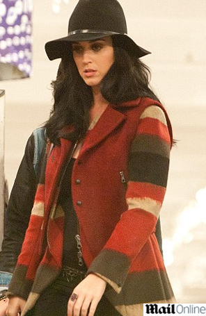 Katy Perry é fotografada fazendo compras em Nova York
