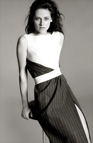 Kristen Stewart diz como prefere usar o perfume da <i>Balenciaga</i>