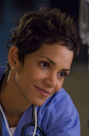 Halle Berry adia o casamento com Olivier Martinez