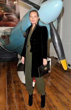 Kate Moss é vista com bolsa inédita da <i>Mulberry</i>