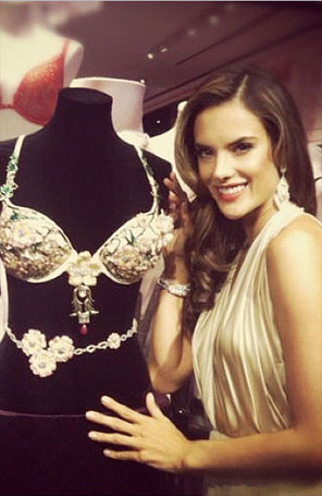 Alessandra Ambrósio apresenta o sutiã de cinco milhões de reais