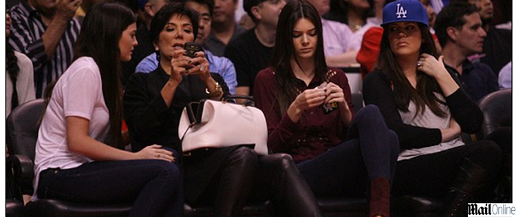 Khloé Kardashian leva mãe e irmãs para assistir jogo de basquete do marido
