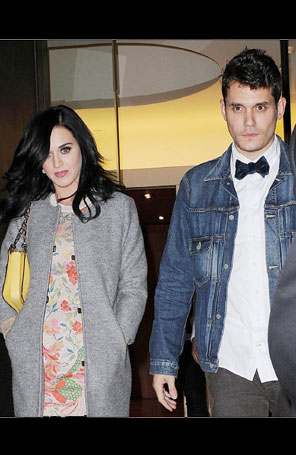 Katy Perry faz dancinha particular para John Mayer na comemoração do aniversário dele