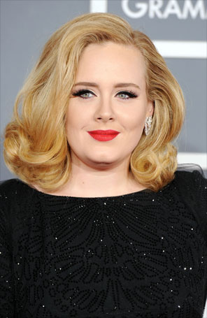 Adele dá à luz seu primeiro filho, diz jornal