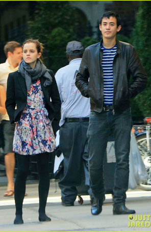 Emma Watson passeia com o namorado em Nova York