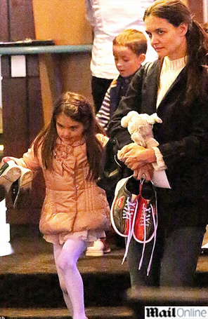 Katie Holmes e Suri se divertem jogando boliche no domingo