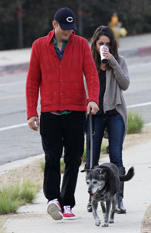 Ashton Kutcher passeia com Mila Kunis