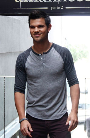 Taylor Lautner vai falar com as fãs na porta de hotel carioca