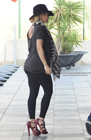 Shakira disfarça a barriguinha de grávida com lenço e camiseta